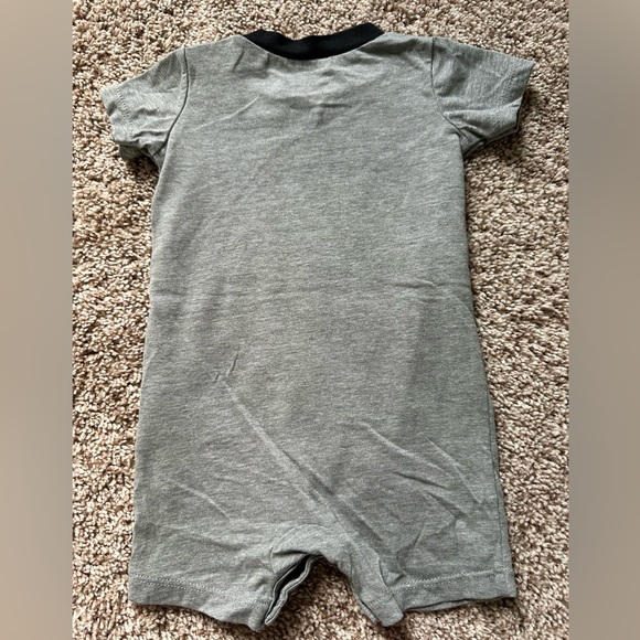 Nike Just Do It Romper Baby 0-6M Black and Gray - Picture 3 of 3